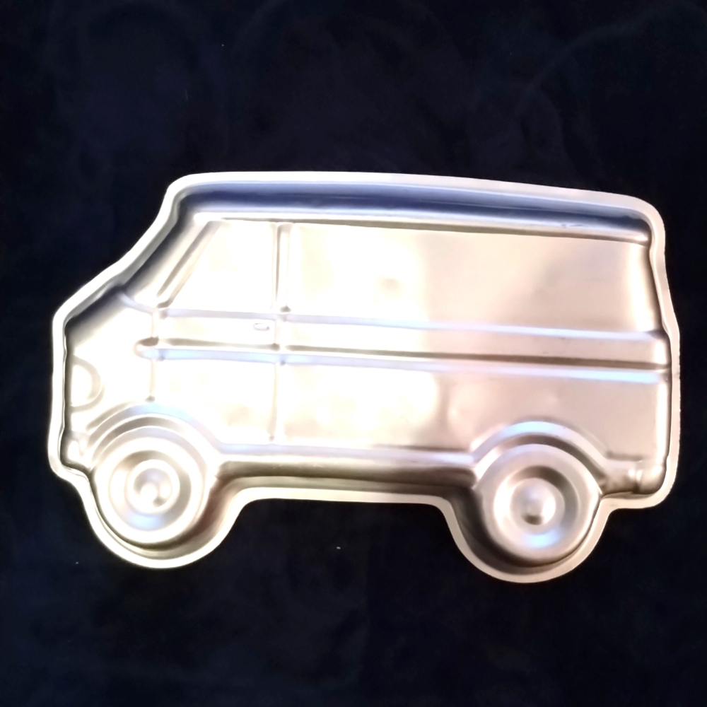 Vintage VW bus cake pan (Scooby Doo)